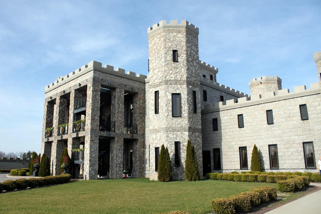 Kentucky Castle Hotel Versailles Exterior photo