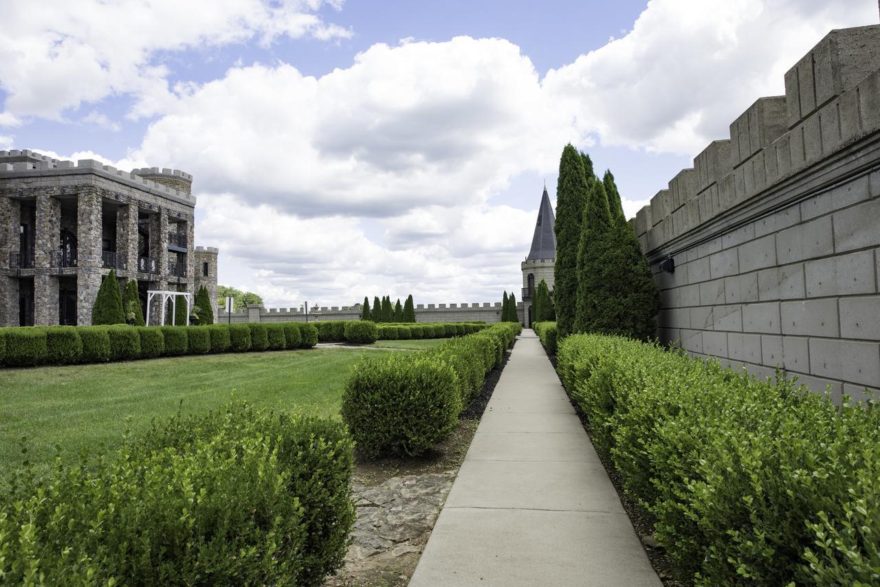 Kentucky Castle Hotel Versailles Exterior photo