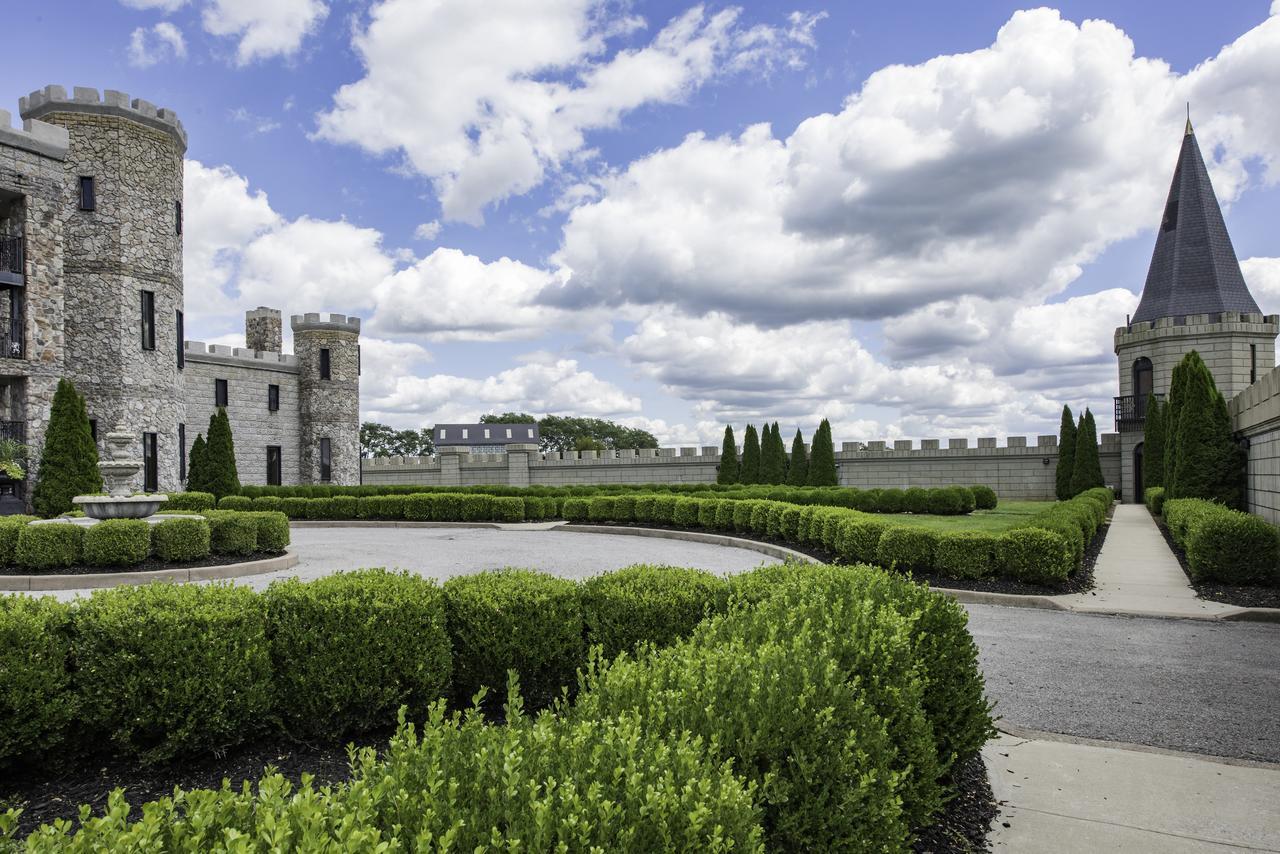 Kentucky Castle Hotel Versailles Exterior photo